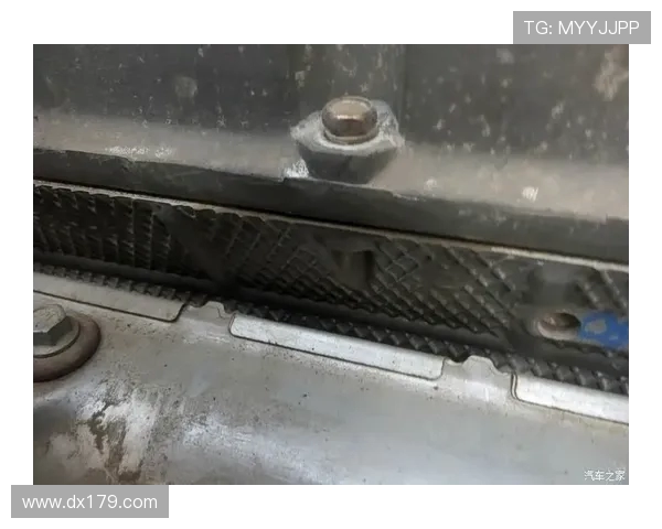 挖掘机气缸盖螺栓紧固